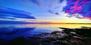 På stranden, solsenger og strandhåndklær