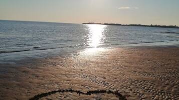 En la playa, camastros y toallas de playa