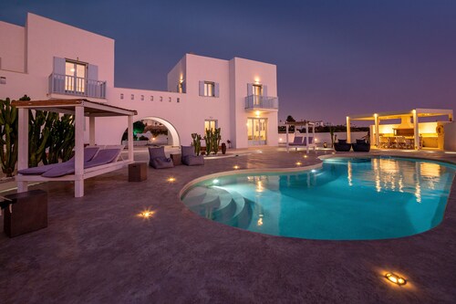 SUPERBE VILLA NEUVE, PROCHE DE LA PLAGE DU BLEU BLEU A AGIA ANNA NAXOS