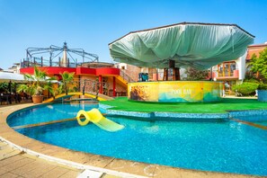 Piscine extérieure en saison, chaises longues