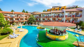 Una piscina al aire libre de temporada (de 08:30 a 17:30), tumbonas