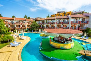 Una piscina al aire libre de temporada (de 08:30 a 17:30), tumbonas