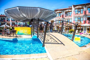 Bar junto a la piscina