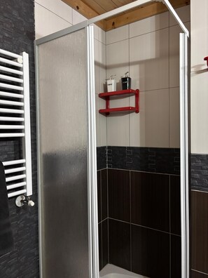 Dusche, Haartrockner, Bidet, Handtücher