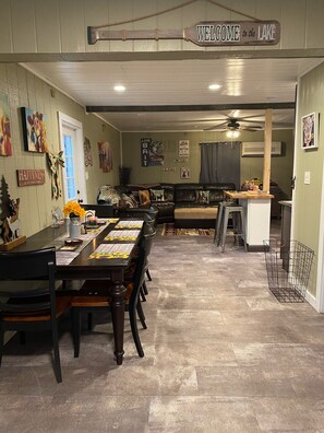 Dining - Roscoe Cottage Pet Friendly  (Roscoe)