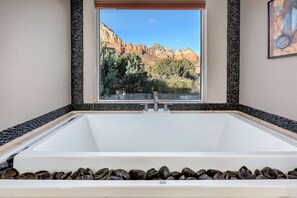 Tina, secadora de cabello, toallas, jabón 