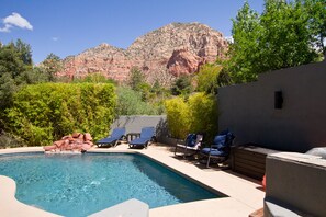 Alberca al aire libre y alberca climatizada