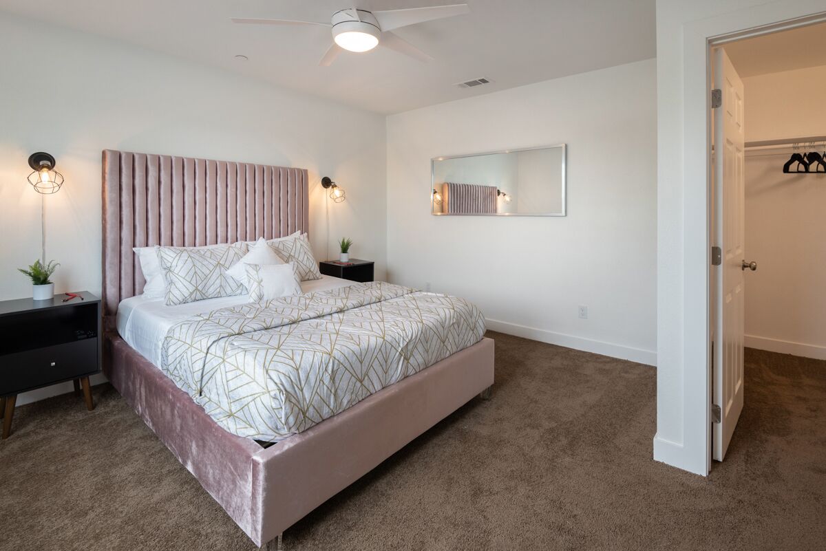 5 habitaciones, tabla de planchar con plancha y cuna de viaje 