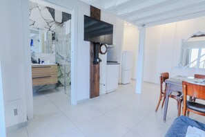 Studio | Living area | 35-inch Smart TV with digital channels, TV, Netflix - HolaBologna (Bologna)