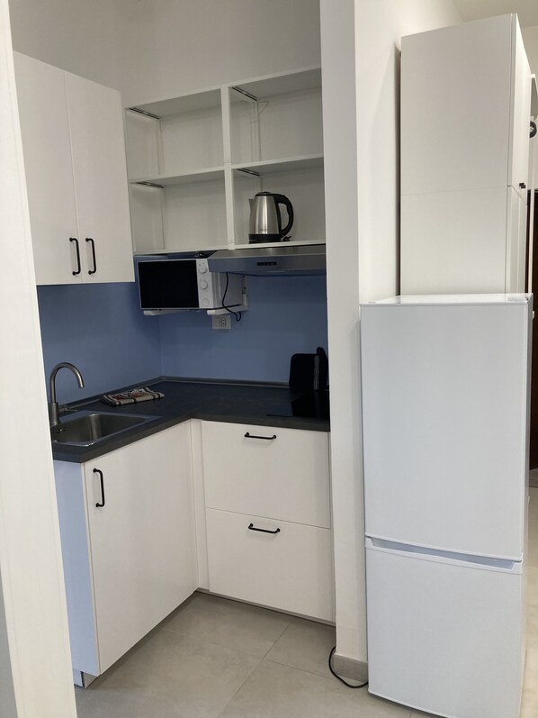Studio | Private kitchen | Coffee/tea maker, electric kettle, cookware/dishes/utensils