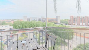Parveke, josta on näkymä parkkipaikalle ja rakennuksiin.