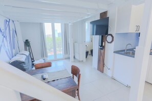 Studio | Living area | 35-inch Smart TV with digital channels, TV, Netflix - HolaBologna (Bologna)