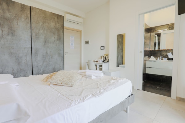 Kamar Double, balkon (CAMERA 2) | Seprai premium, selimut bulu angsa, busa memori, dan minibar