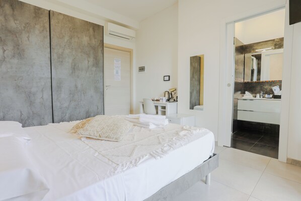Double Room, Balcony (CAMERA 2) | Premium bedding, down comforters, memory foam beds, minibar