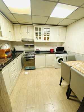 雪櫃、微波爐、焗爐、爐具