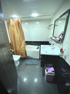 Douche à « effet pluie », sèche-cheveux, chaussons, bidet