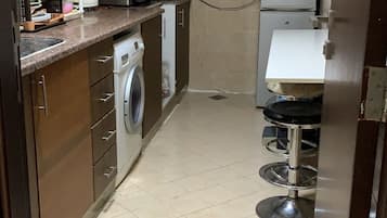 Dormitorio compartido ejecutivo, solo para mujeres | Cocina compartida | Refrigerador, microondas, horno y parrilla de estufa