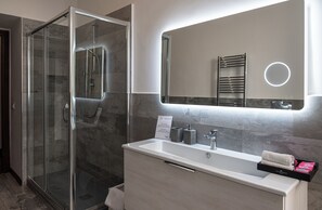 Douche, sèche-cheveux, bidet, papier toilette