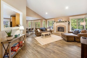 Smart TV, fireplace, books - Perfect location to relax, unwind, renew and enjoy San Juan Island (Friday Harbor)