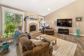 Älytelevisio, takka, kirjoja