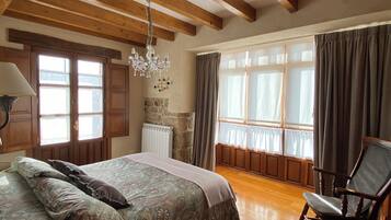 5 habitaciones, tabla de planchar con plancha, wifi y ropa de cama