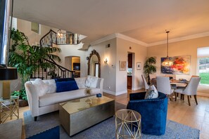 Smart-TV, Kamin, Stereoanlage