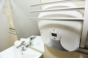 吹風機、毛巾、肥皂、衛生紙