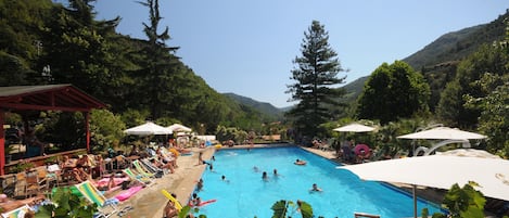 Piscina stagionale all'aperto, ombrelloni da piscina, lettini