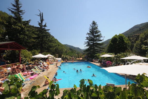 Piscina externa sazonal, funciona das 10h às 19h, guarda-sóis