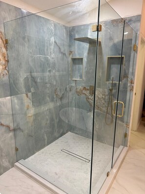 Bathtub, hair dryer, towels, soap - Beautiful Family Villa with South Facing Pool Overlooking Conservation Area (Kissimmee)