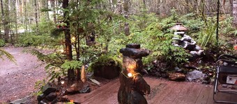 Real log cabin 1 bedroom & loft, full sz. appliances, wood stove, Clawfoot tub