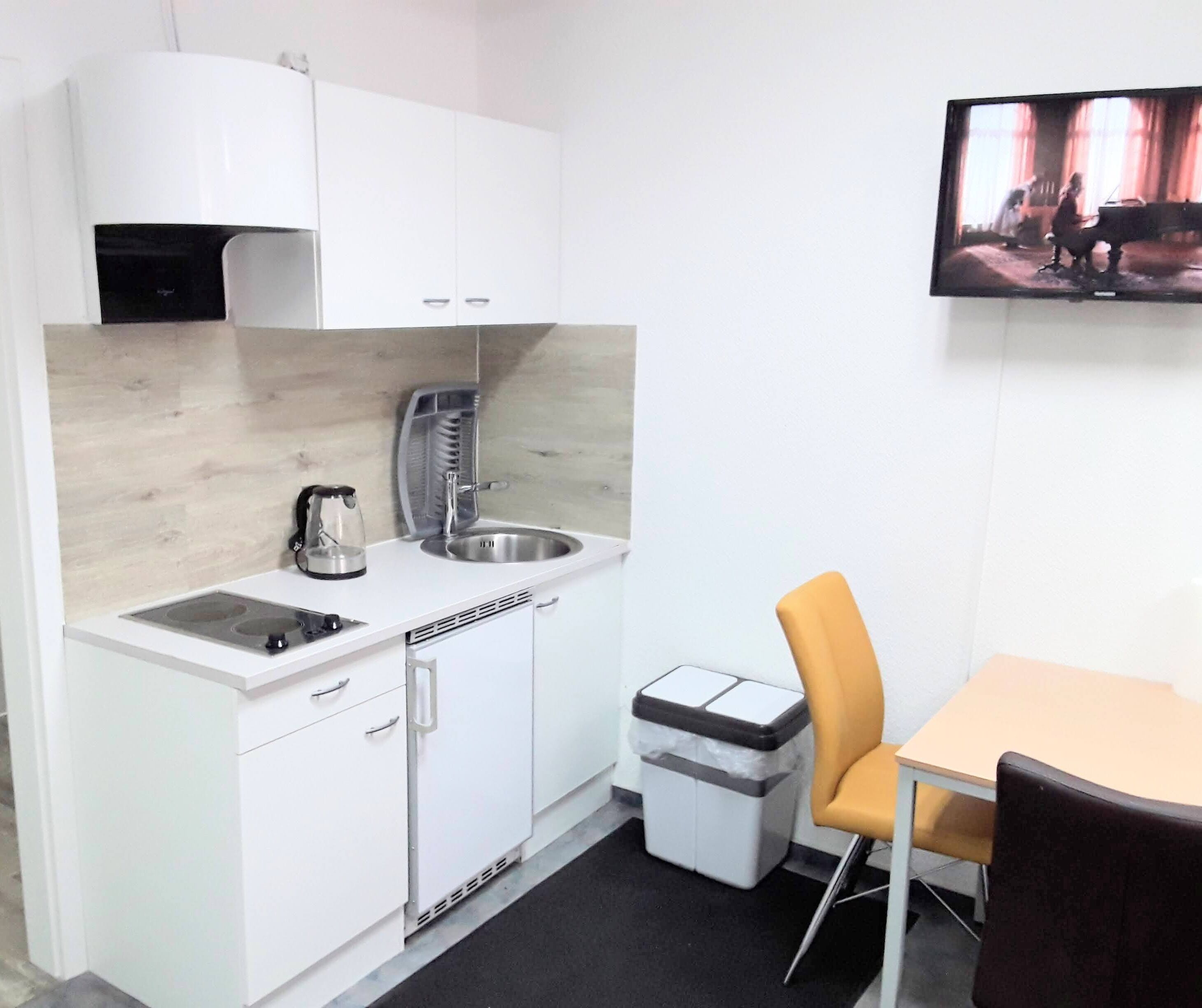 Réfrigérateur, micro-ondes, plaque de cuisson, cafetière/bouilloire