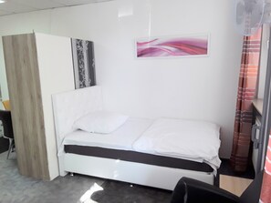 Een strijkplank/strijkijzer, wifi, beddengoed