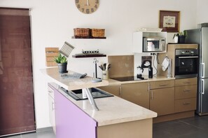 Geladeira, micro-ondas, fogão, cooktop
