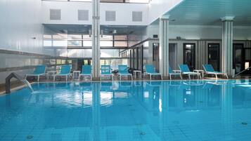 7 piscines couvertes, piscine extérieure (ouverte en saison)