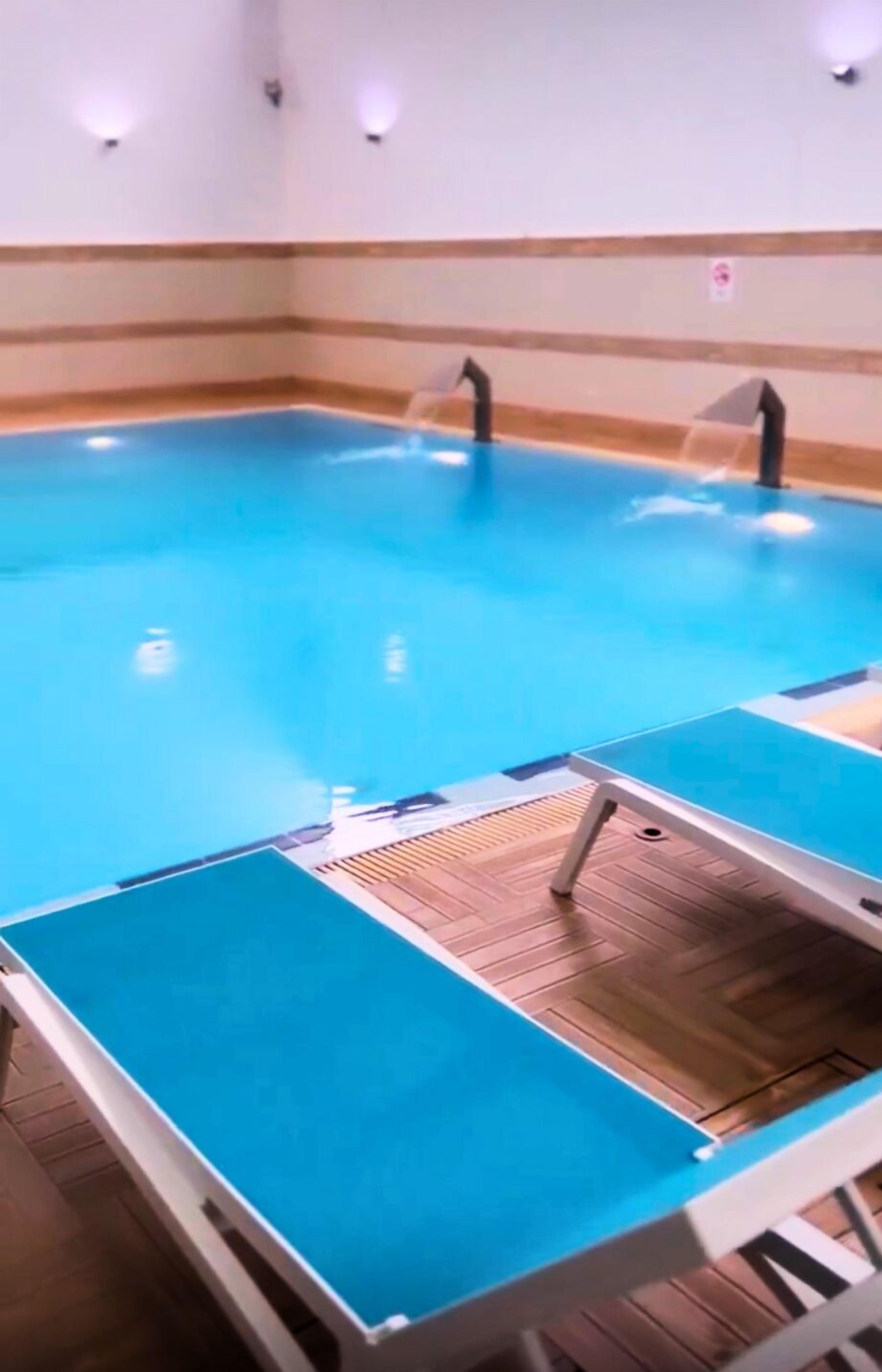 7 สระว่ายน้ำในร่ม, สระว่ายน้ำกลางแจ้งเปิดตามฤดูกาล, เก้าอี้อาบแดดริมสระ