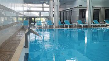 7 piscines couvertes, piscine extérieure (ouverte en saison)