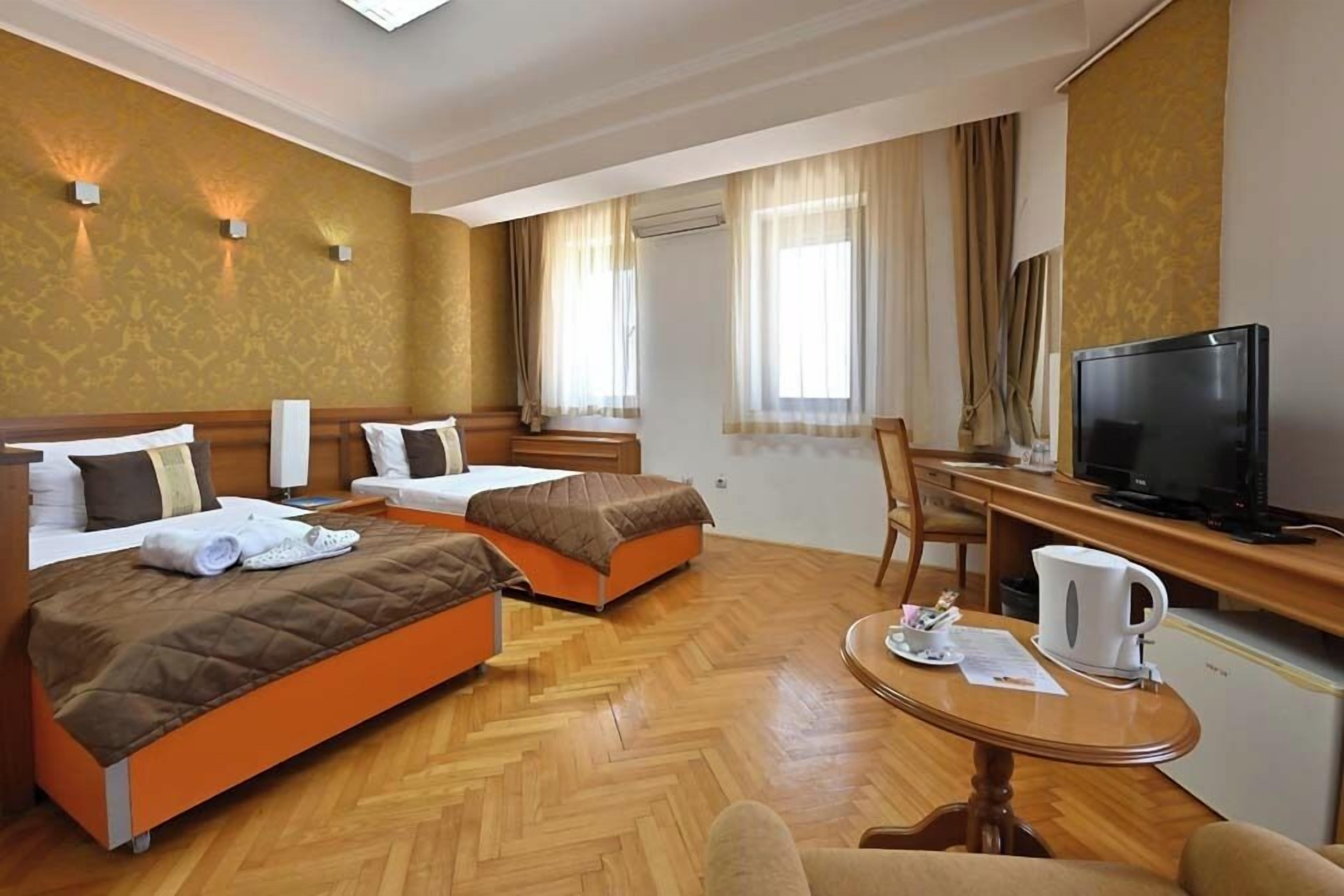 ห้องเบสิกทวิน | มินิบาร์, ตู้นิรภัยในห้องพัก, โต๊ะทำงาน, พื้นที่ทำงานแบบใช้แล็ปท็อป