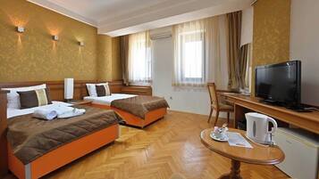 Chambre avec lits jumeaux | 1 chambre, minibar, coffres-forts dans les chambres, bureau