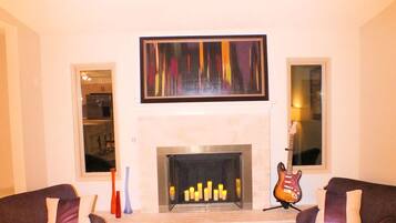 Smart TV, caminetto, libri