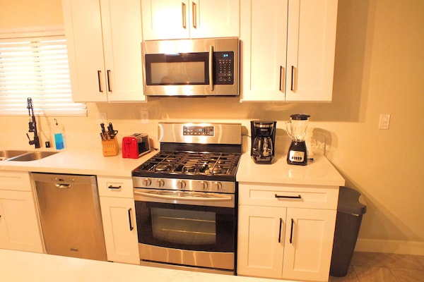 Een koelkast, een magnetron, een oven, een kookplaat