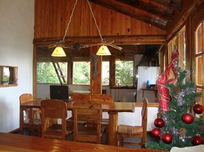 Microondas, cafetera/tetera, utensilios de cocina