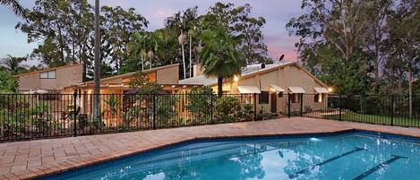 Una piscina al aire libre