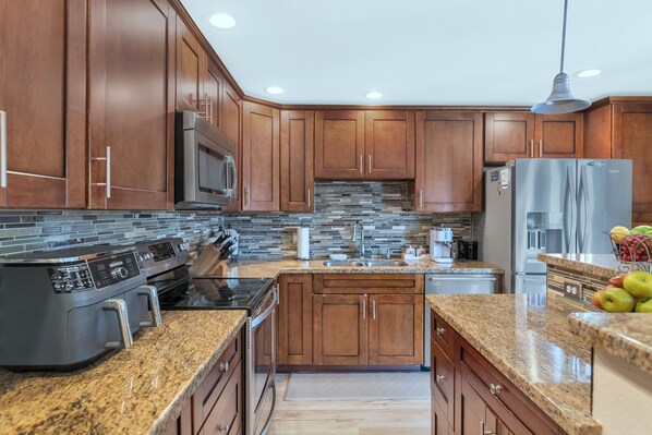 Een koelkast, een magnetron, een oven, een kookplaat