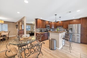 Een koelkast, een magnetron, een oven, een kookplaat