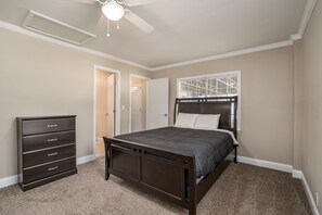 4 habitaciones, tabla de planchar con plancha, wifi y ropa de cama