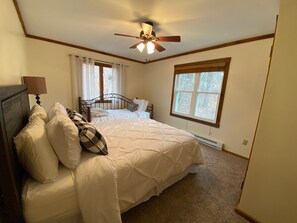 4 bedrooms, in-room safe, desk, iron/ironing board - Newly Renovated AC 4 ACRES 3000sqft home with Full Game Room (Hunter)