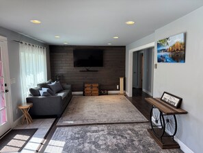 Smart TV, fireplace, video games, foosball - Newly Renovated AC 4 ACRES 3000sqft home with Full Game Room (Hunter)