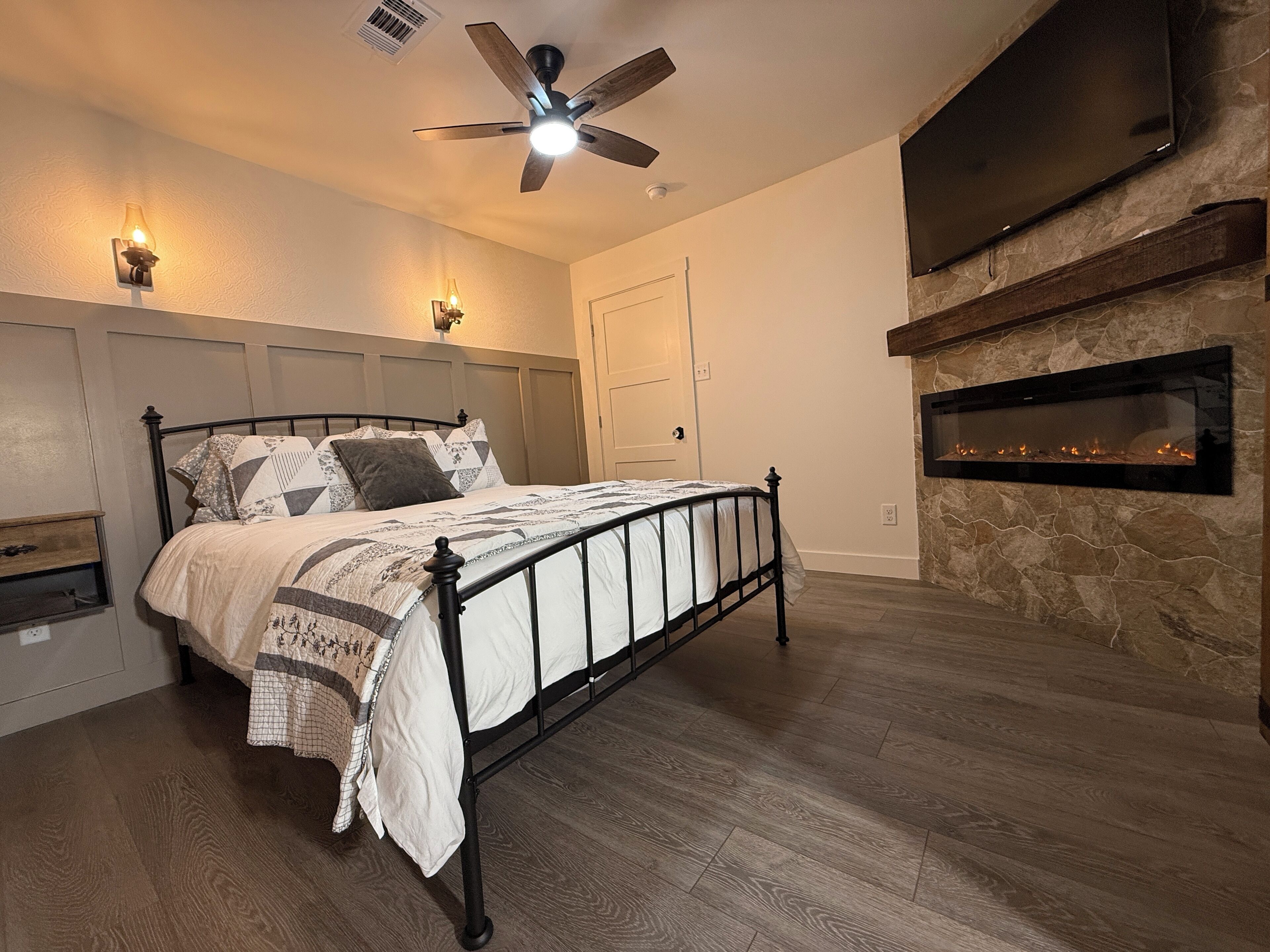 Tabla de planchar con plancha, wifi y ropa de cama 