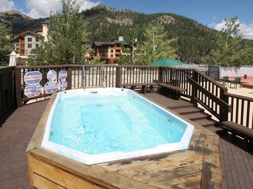 Red Wolf Lodge Ski In/Out-The Ultimate Skiing Experience!